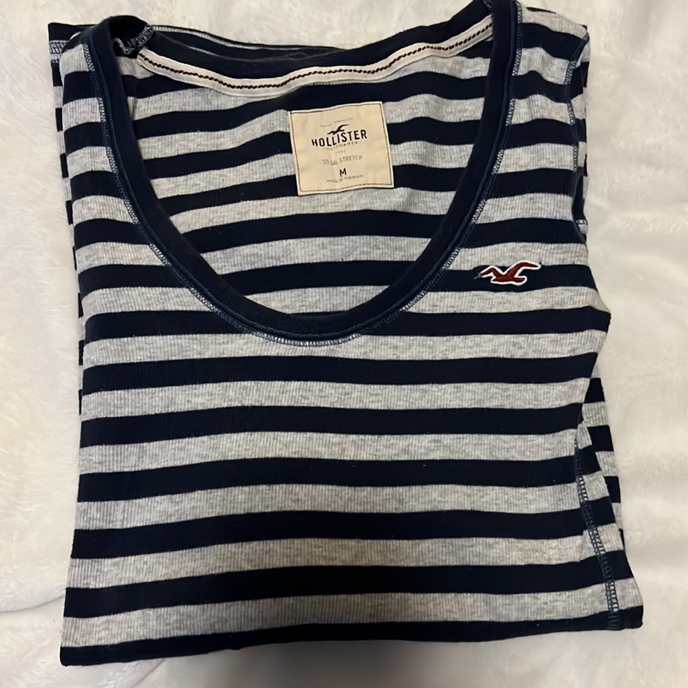 Hollister
Color: Navy blue and Gray
Long sleeve shirt
Size: Medium